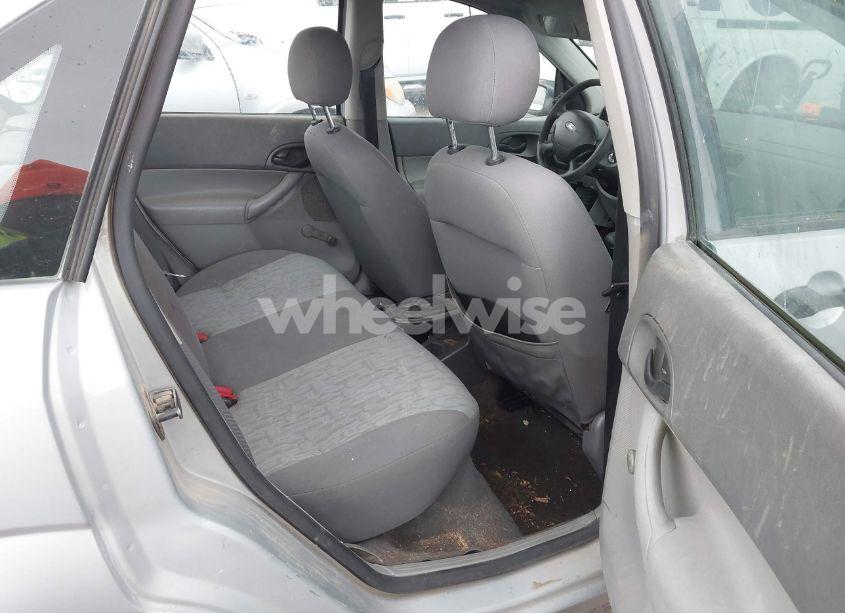 Photo 8 of 2005 Ford Focus ZX4 (VIN 1FAFP34N95W298006)