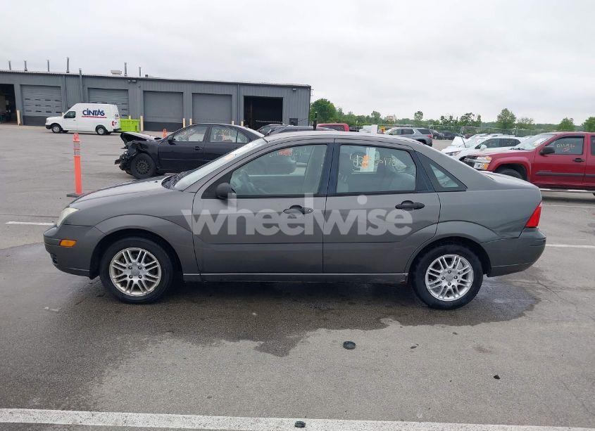 Photo 14 of 2005 Ford Focus ZX4 (VIN 1FAFP34N95W312583)