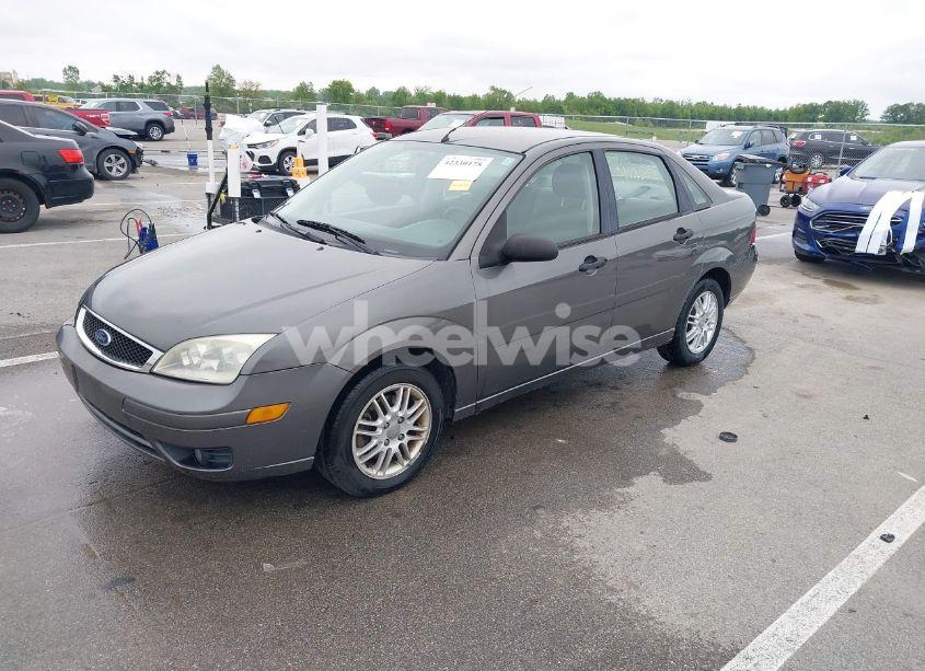 Photo 2 of 2005 Ford Focus ZX4 (VIN 1FAFP34N95W312583)