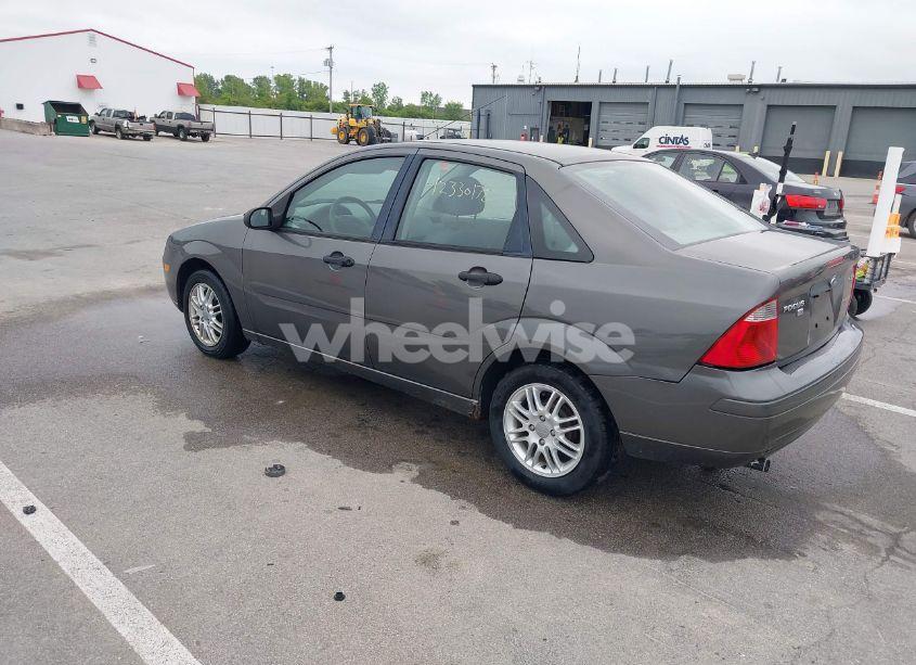 Photo 3 of 2005 Ford Focus ZX4 (VIN 1FAFP34N95W312583)