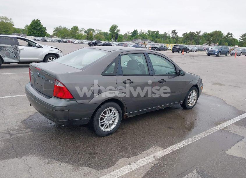 Photo 4 of 2005 Ford Focus ZX4 (VIN 1FAFP34N95W312583)