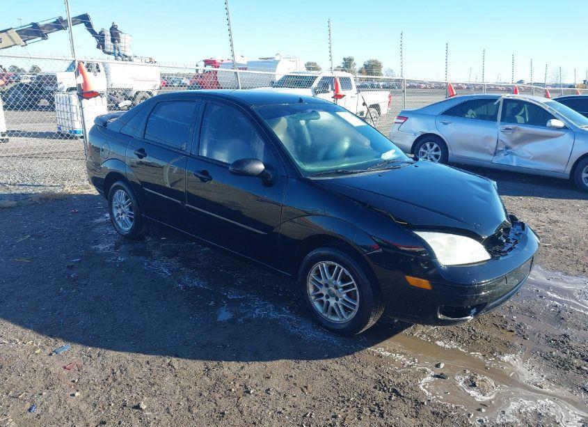 2005 Ford Focus ZX4 (VIN 1FAFP34NX5W143030) main photo