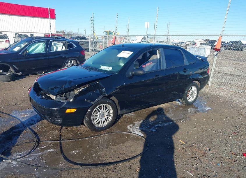 Photo 2 of 2005 Ford Focus ZX4 (VIN 1FAFP34NX5W143030)