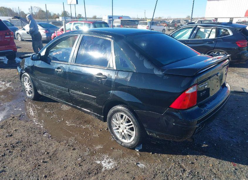 Photo 3 of 2005 Ford Focus ZX4 (VIN 1FAFP34NX5W143030)