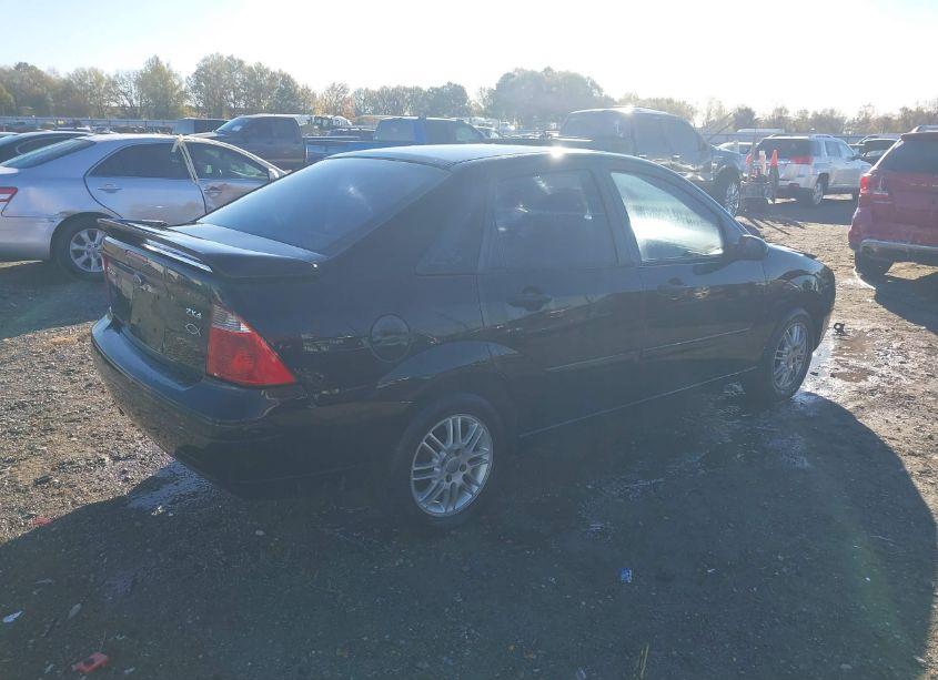 Photo 4 of 2005 Ford Focus ZX4 (VIN 1FAFP34NX5W143030)