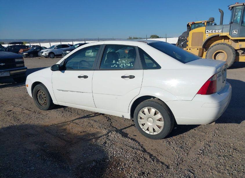 Photo 3 of 2005 Ford Focus ZX4 (VIN 1FAFP34NX5W158417)
