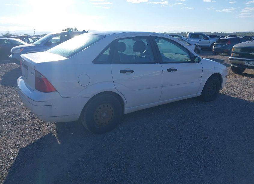 Photo 4 of 2005 Ford Focus ZX4 (VIN 1FAFP34NX5W158417)
