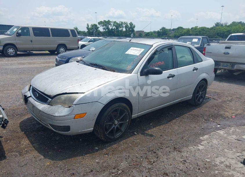 Photo 2 of 2005 Ford Focus ZX4 (VIN 1FAFP34NX5W167232)