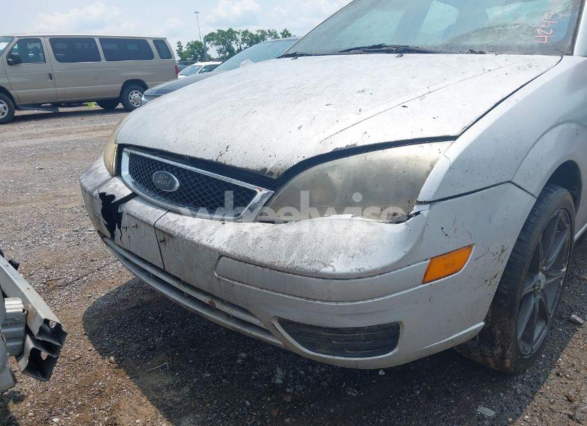 Photo 6 of 2005 Ford Focus ZX4 (VIN 1FAFP34NX5W167232)