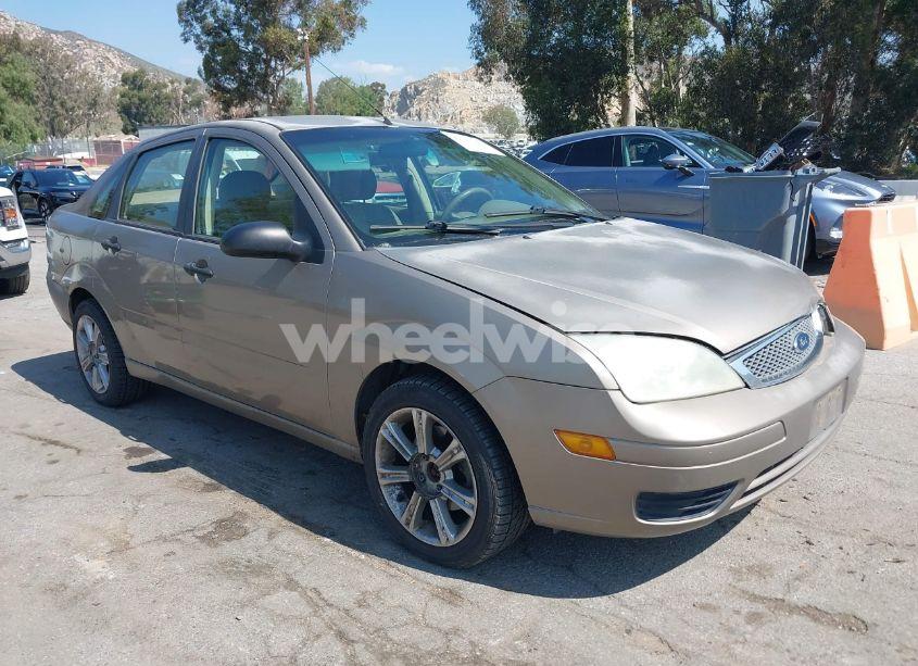 2005 Ford Focus ZX4 (VIN 1FAFP34NX5W179154) main photo