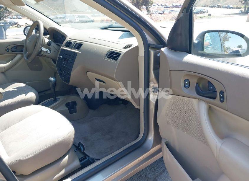 Photo 5 of 2005 Ford Focus ZX4 (VIN 1FAFP34NX5W179154)