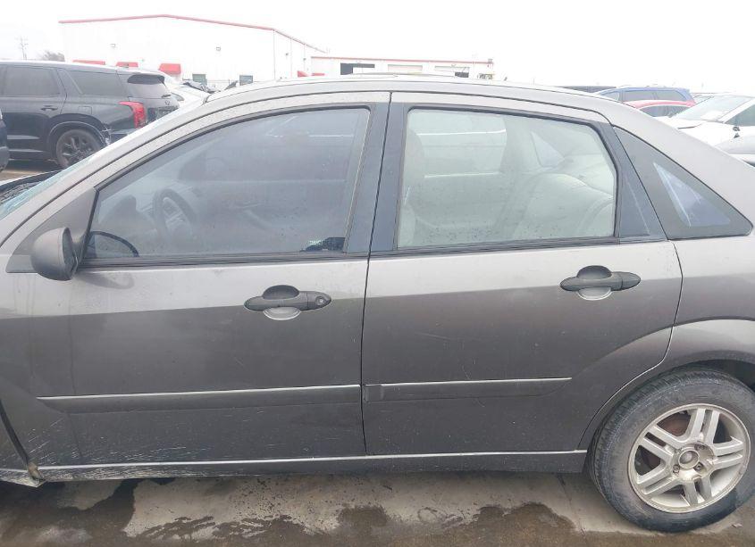 Photo 15 of 2005 Ford Focus ZX4 (VIN 1FAFP34NX5W188937)