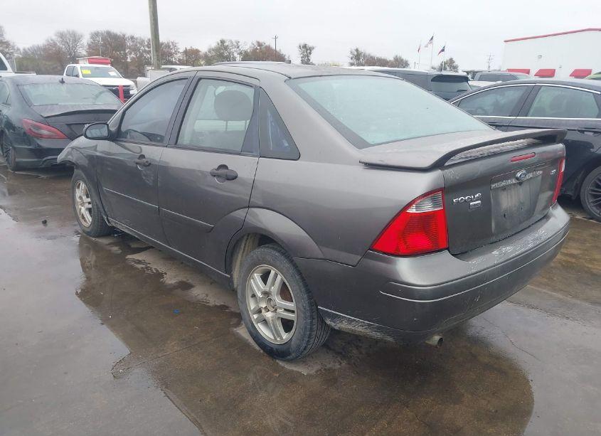 Photo 3 of 2005 Ford Focus ZX4 (VIN 1FAFP34NX5W188937)