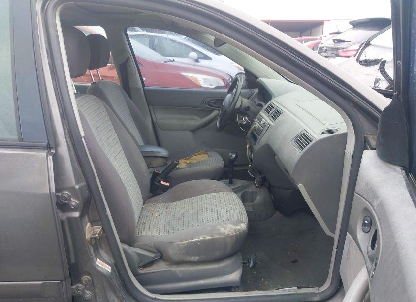 Photo 5 of 2005 Ford Focus ZX4 (VIN 1FAFP34NX5W188937)