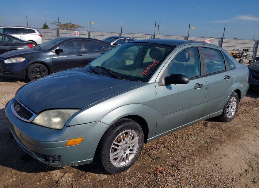 Photo 2 of 2005 Ford Focus ZX4 (VIN 1FAFP34NX5W189439)