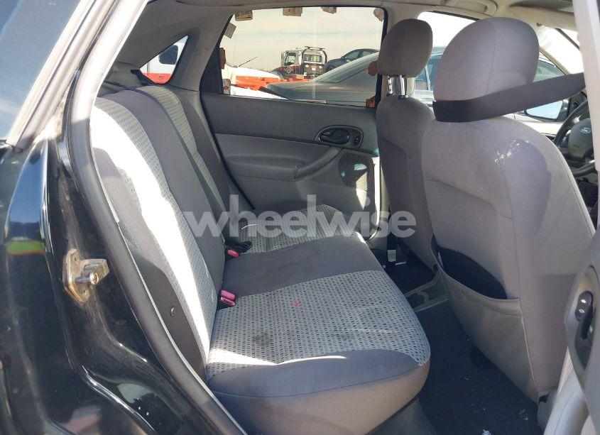 Photo 8 of 2005 Ford Focus (VIN 1FAFP34NX5W197783)