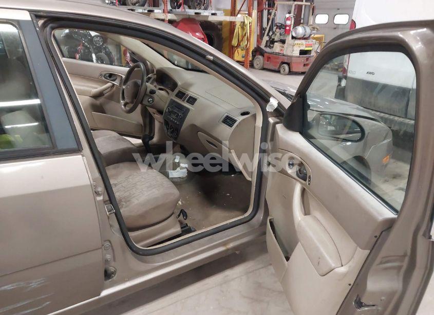 Photo 5 of 2005 Ford Focus ZXW (VIN 1FAFP36N15W241618)