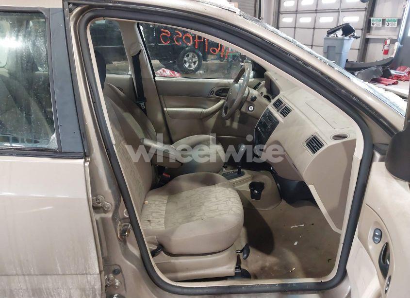 Photo 5 of 2005 Ford Focus ZXW (VIN 1FAFP36N35W183284)