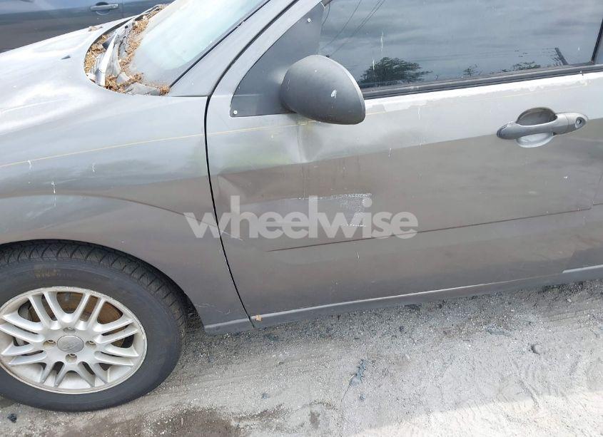 Photo 6 of 2005 Ford Focus ZXW (VIN 1FAFP36N35W211505)