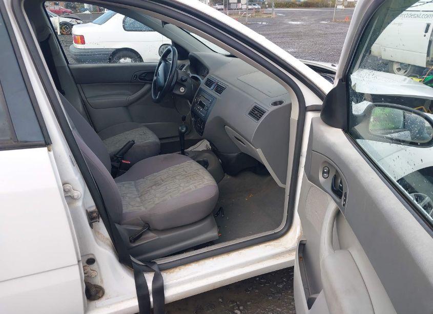 Photo 5 of 2005 Ford Focus ZXW (VIN 1FAFP36N95W302732)