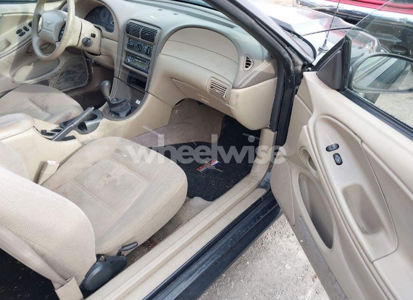 Photo 5 of 1999 Ford Mustang (VIN 1FAFP4045XF161313)