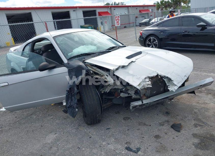 Photo 13 of 2000 Ford Mustang (VIN 1FAFP4048YF108557)