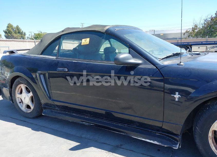 Photo 6 of 2001 Ford Mustang (VIN 1FAFP44431F236463)