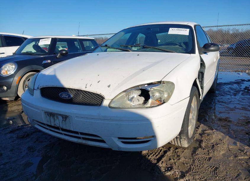 Photo 2 of 2005 Ford Taurus SE (VIN 1FAFP53U95A252239)