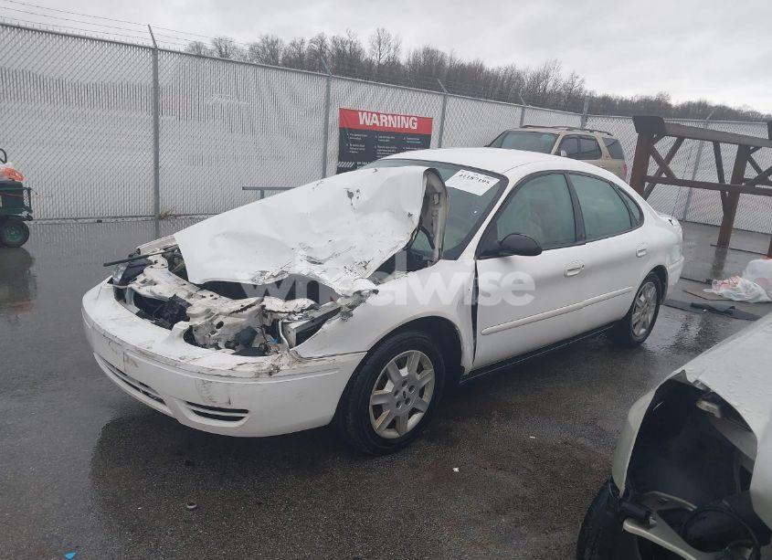Photo 2 of 2005 Ford Taurus SE (VIN 1FAFP53U95A269042)