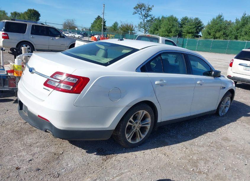 Photo 4 of 2015 Ford Taurus SE (VIN 1FAHP2D8XFG200237)