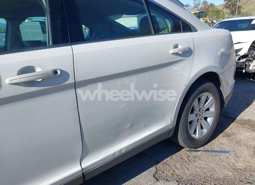 Photo 13 of 2010 Ford Taurus SE (VIN 1FAHP2DW1AG113527)