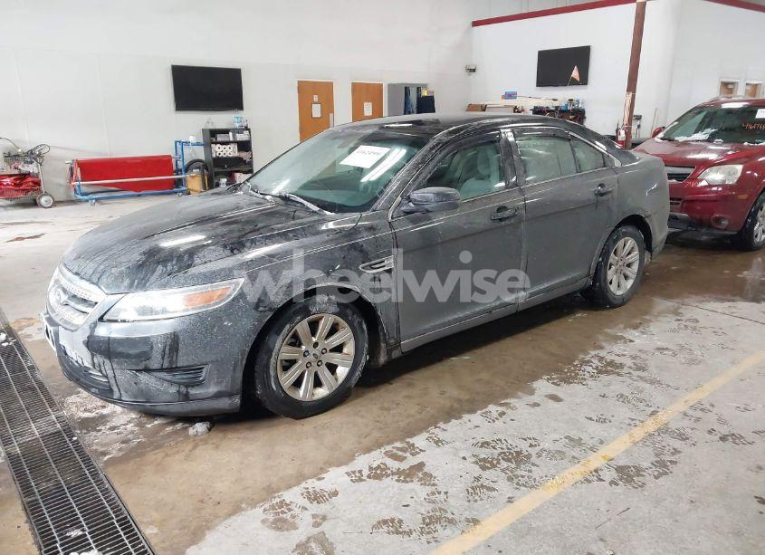 Photo 2 of 2010 Ford Taurus SE (VIN 1FAHP2DW9AG165567)