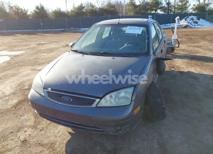 Photo 2 of 2005 Ford Focus ZX4 (VIN 1FAHP34N55W199370)