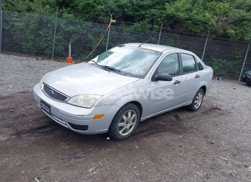 Photo 2 of 2005 Ford Focus ZX4 (VIN 1FAHP34N95W240955)