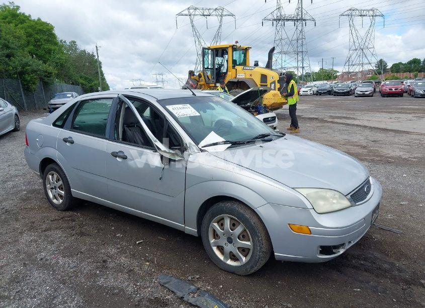 Photo 6 of 2005 Ford Focus ZX4 (VIN 1FAHP34N95W240955)