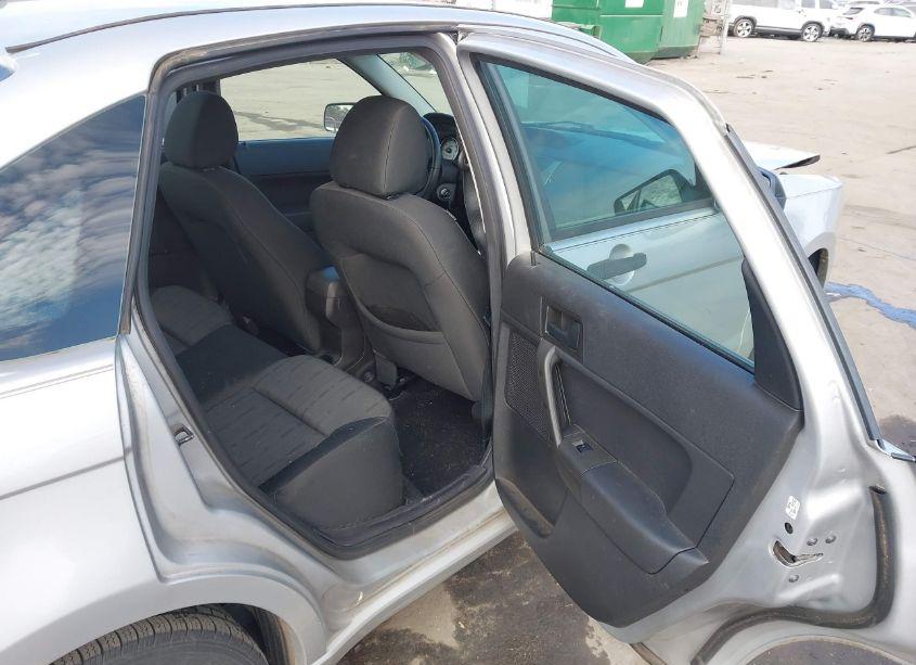 Photo 8 of 2009 Ford Focus SE (VIN 1FAHP35N19W112102)