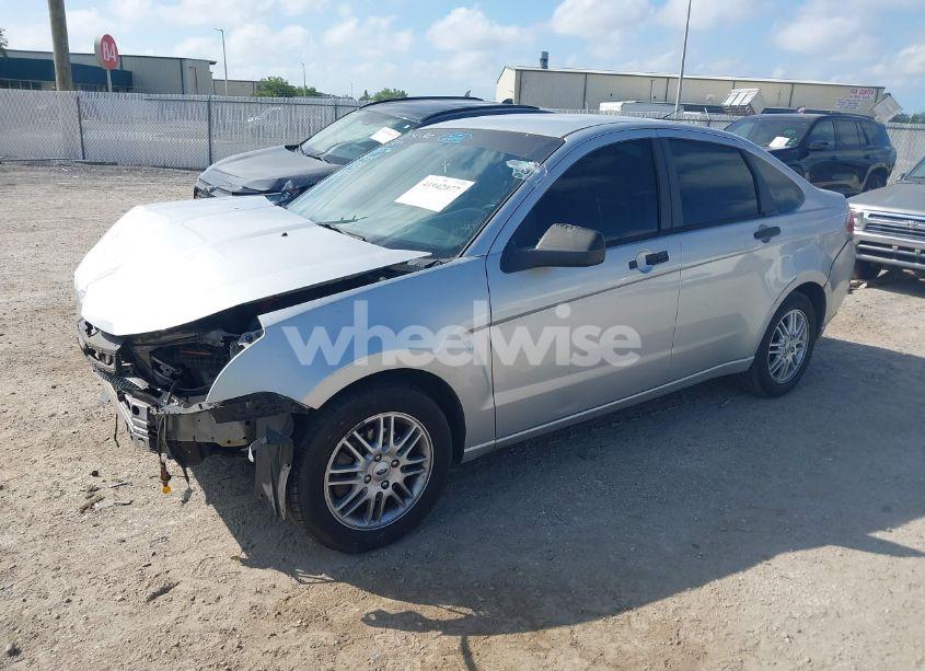 Photo 2 of 2009 Ford Focus SE (VIN 1FAHP35N49W131923)