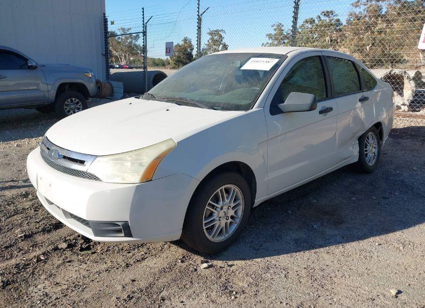 Photo 2 of 2009 Ford Focus SE (VIN 1FAHP35N49W254718)