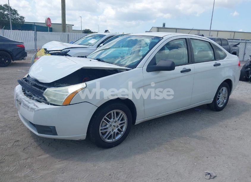 Photo 2 of 2009 Ford Focus SE (VIN 1FAHP35N79W201494)