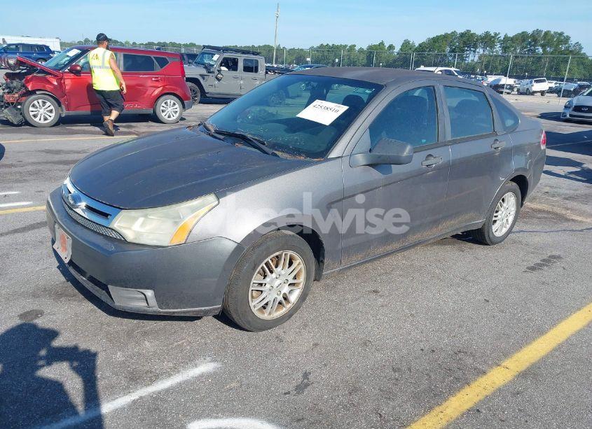 Photo 2 of 2009 Ford Focus SE (VIN 1FAHP35N99W221780)
