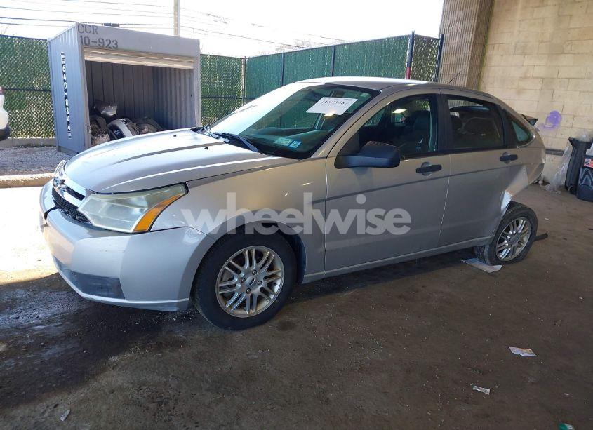 Photo 2 of 2009 Ford Focus SE (VIN 1FAHP35NX9W138763)