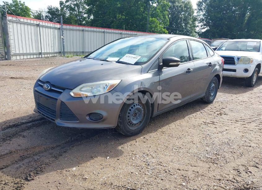 Photo 2 of 2012 Ford Focus S (VIN 1FAHP3E27CL446102)