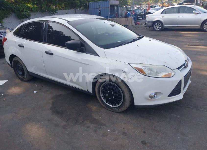 2012 Ford Focus S (VIN 1FAHP3E28CL276235) main photo