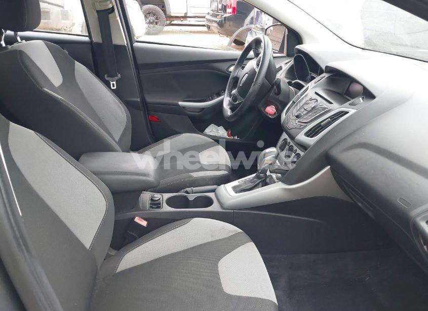 Photo 5 of 2012 Ford Focus SE (VIN 1FAHP3F22CL261437)