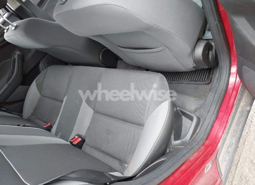 Photo 8 of 2012 Ford Focus SE (VIN 1FAHP3F24CL242372)