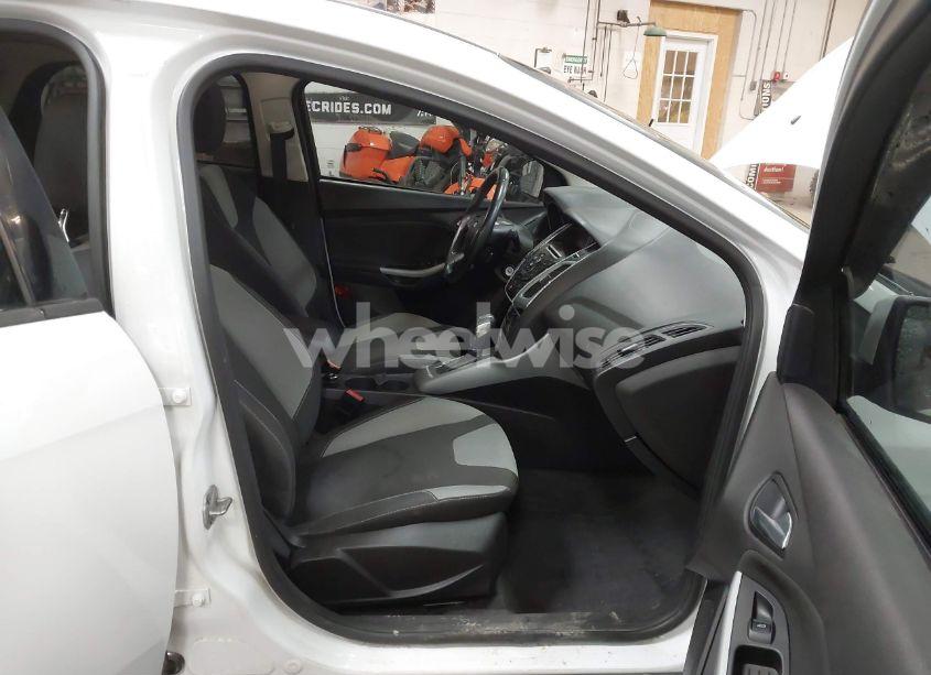 Photo 5 of 2012 Ford Focus SE (VIN 1FAHP3F26CL209423)