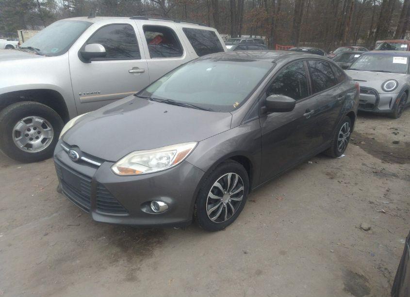 Photo 2 of 2012 Ford Focus SE (VIN 1FAHP3F26CL270450)