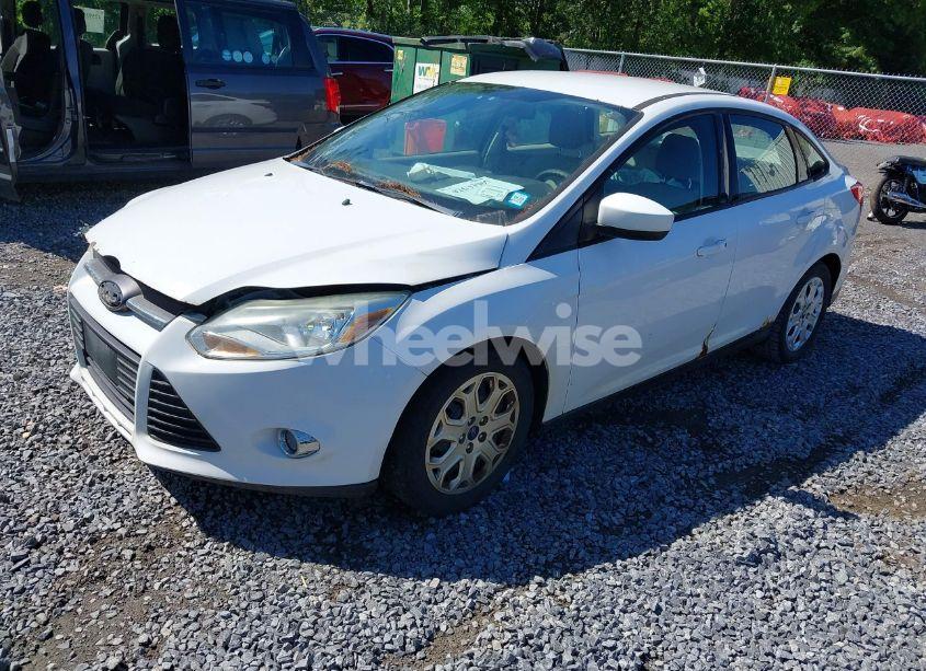 Photo 2 of 2012 Ford Focus SE (VIN 1FAHP3F27CL218986)