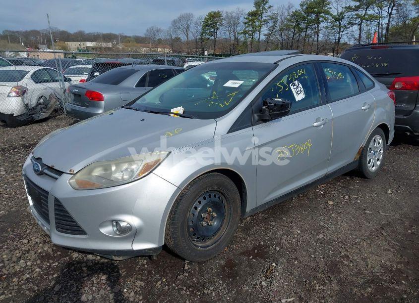 Photo 2 of 2012 Ford Focus SE (VIN 1FAHP3F28CL137804)