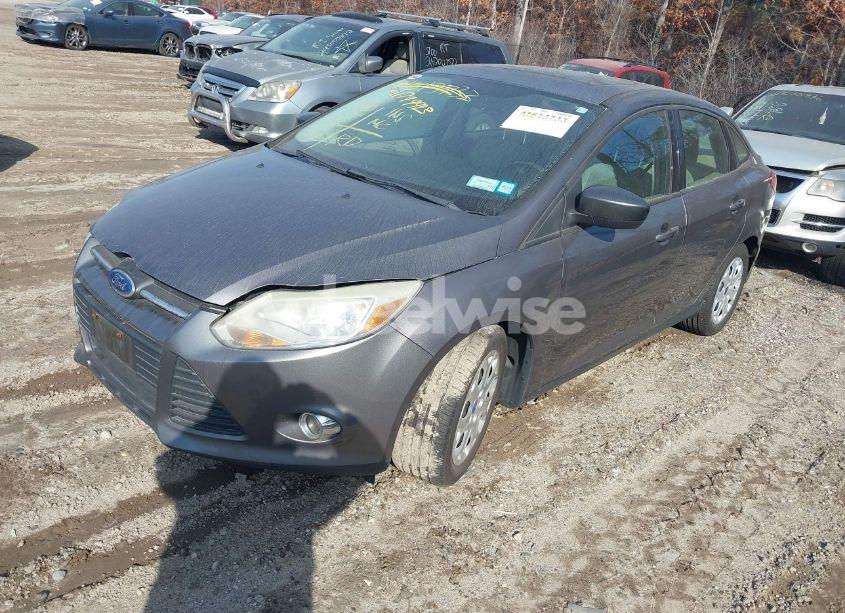 Photo 2 of 2012 Ford Focus SE (VIN 1FAHP3F2XCL137819)